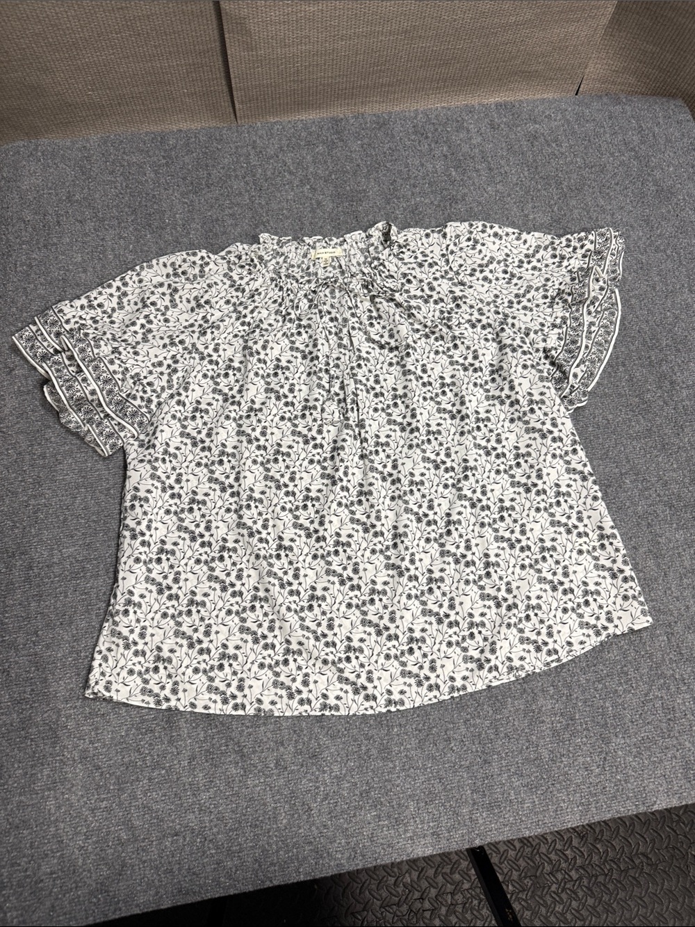 Floral Ruffle Sleeve Blouse - White/Gray
